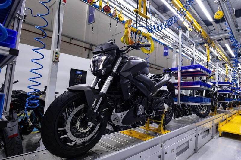 Bajaj fecha abril com produção e emplacamentos em alta