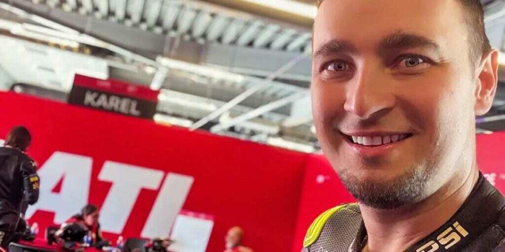 Do asfalto ao topo do mundo: ex-piloto de MotoGP Karel Abraham conquista o Everest