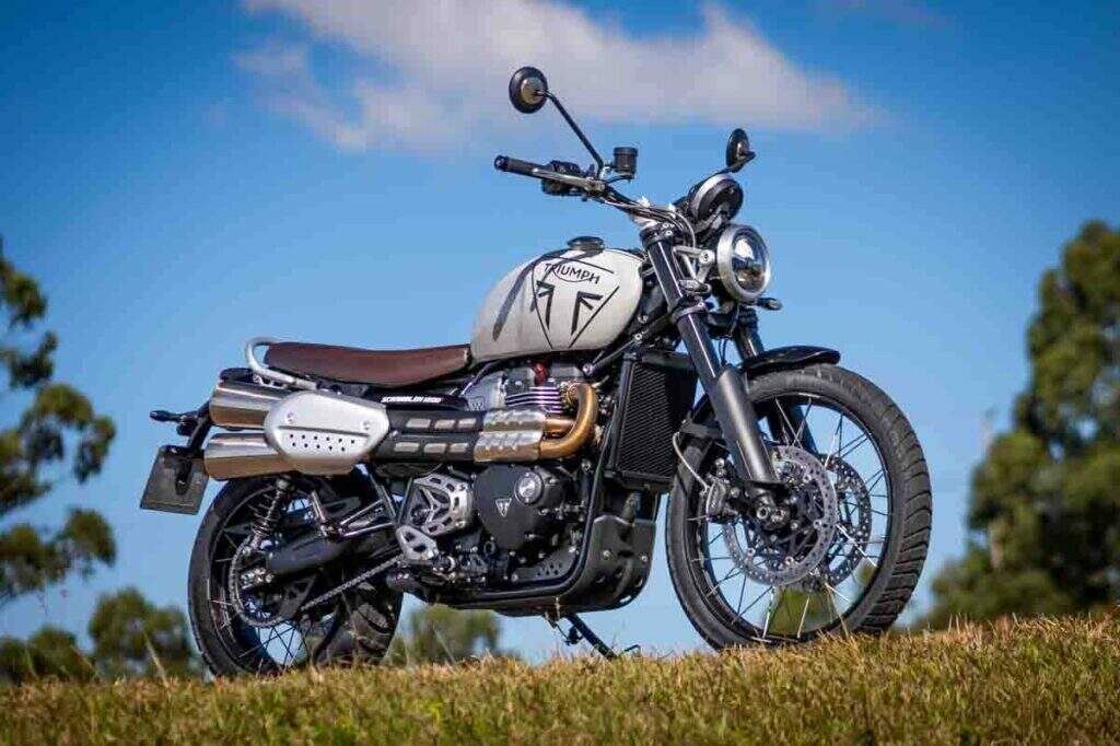Triumph Scrambler 1200 X 2025: aventura clássica com foco em acessibilidade e performance robusta