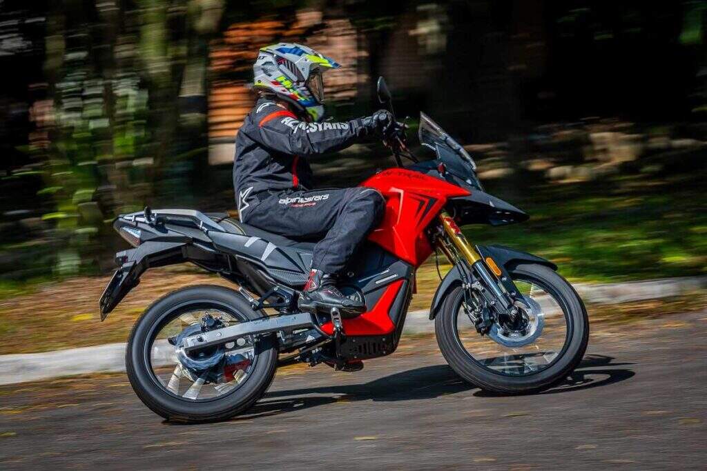 Vendas de motos elétricas desaceleram, mas fecham semestre em alta