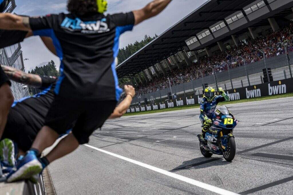 Diogo Moreira vence GP da Áustria da Moto2 e segue na luta pelo título