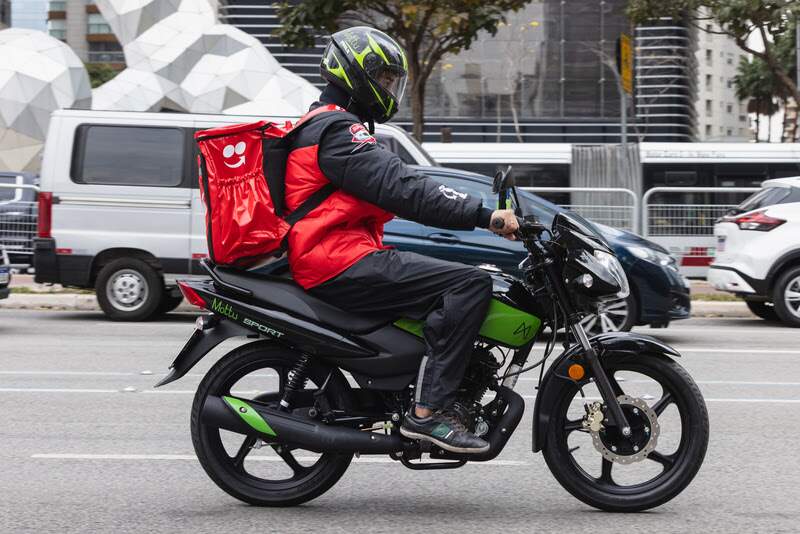 Parceria entre iFood e Mottu terá aluguel de moto com diárias a R$ 19
