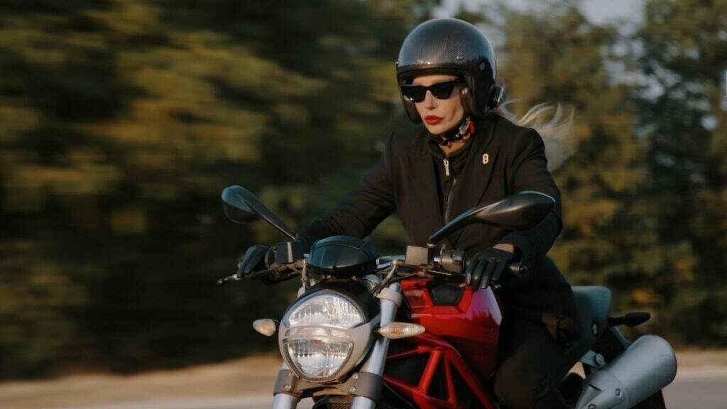 Empresa lança blazer feminino para motociclistas unindo estilo e proteção