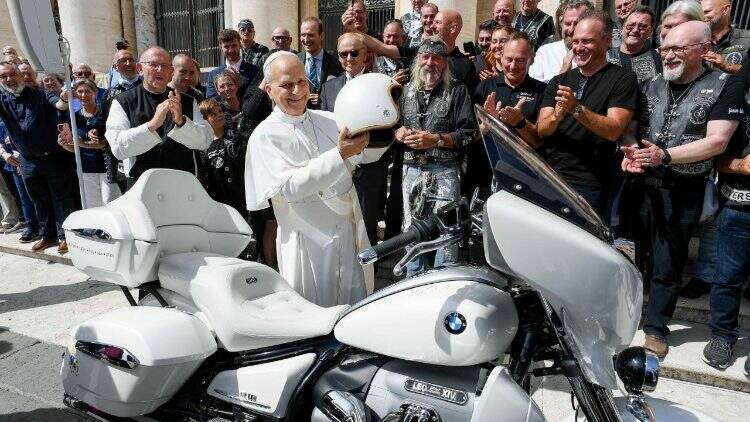 Papa Leão XIV ganha BMW R 18 customizada; moto vai à leilão