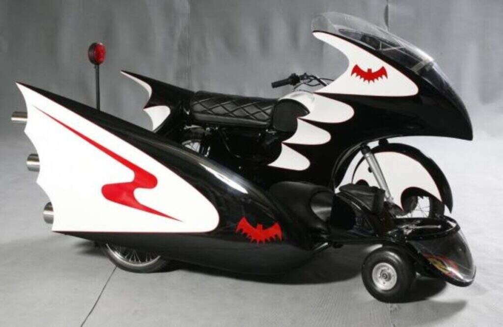 A réplica da Batcycle de Batman e Robin dos anos 60 está em leilão para os fãs nostálgicos