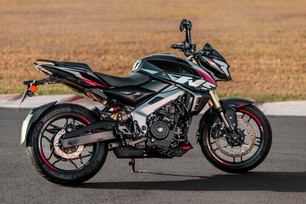 Dominar NS400Z: aceleramos a nova naked da Bajaj do Brasil