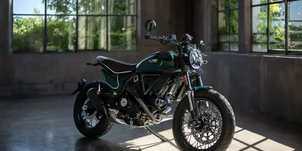 Ducati Scrambler Nightshift 2026: verde esmeralda traz elegância aos passeios