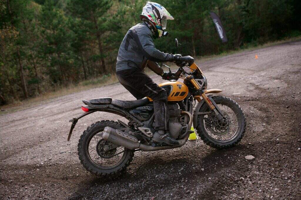 Triumph Scrambler 400 XC chega mais cedo ao Brasil; confira detalhes