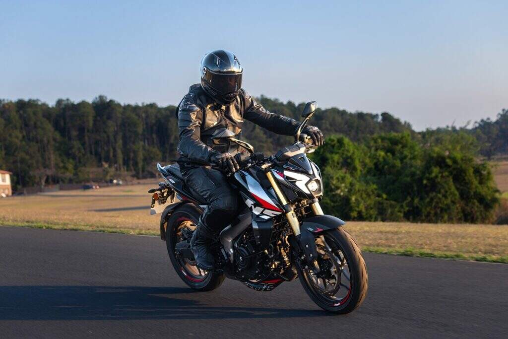 Bajaj Dominar 400 ganha irmã NS400Z