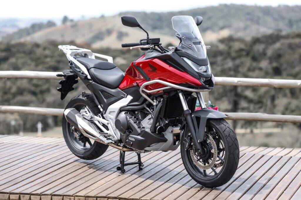 Honda NC750X 2026 chega com novo visual e refinamentos na ciclística e na eletrônica