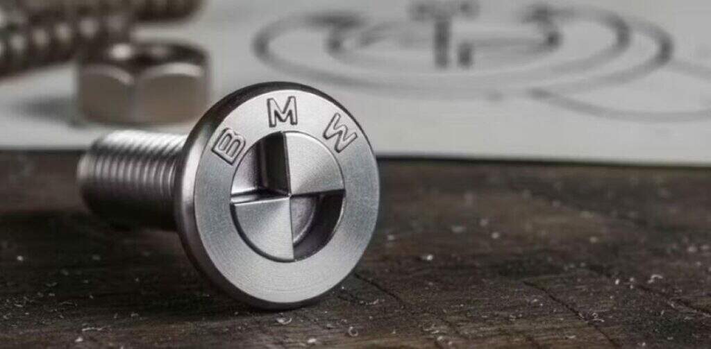 BMW patenteia parafusos com logo exclusivo: inovação e diferenciação premium