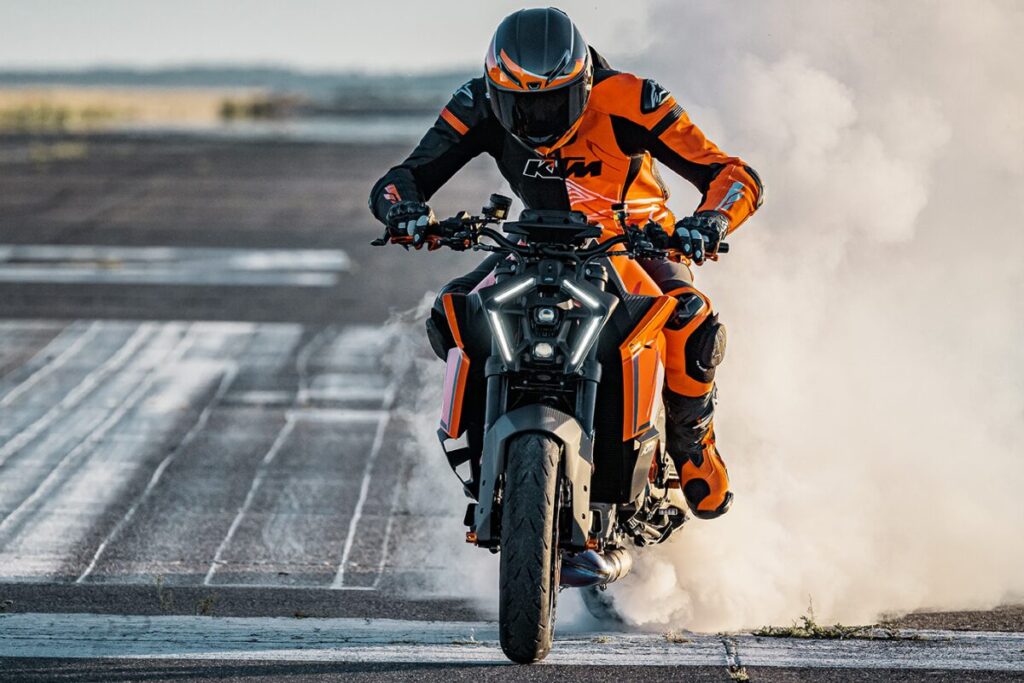 KTM revela a família Duke 2026 renovada e com tecnologia das pistas