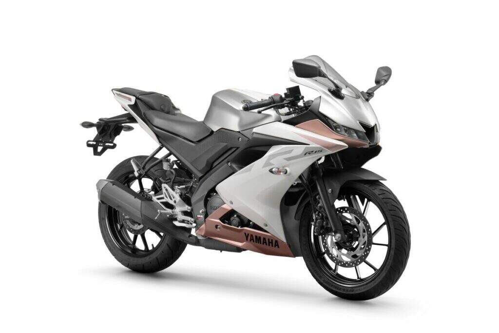Yamaha R15 ABS 2026: esportividade pura agora na cor R-White