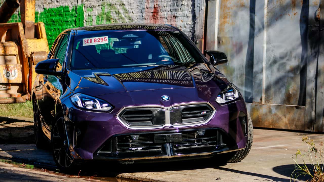 Novo BMW M135 2026 chega por R$ 459.950 e quer encarar Golf GTI