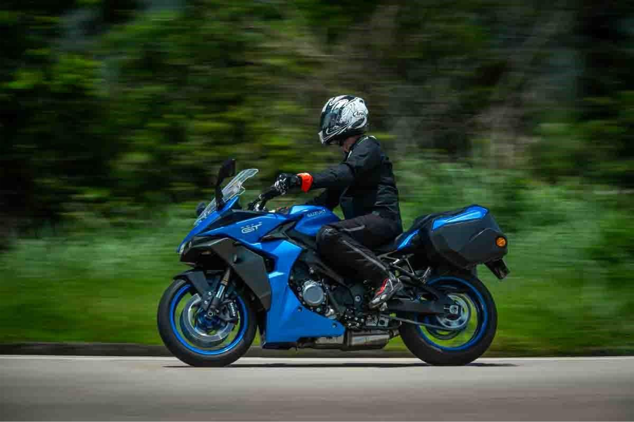 Suzuki GSX-S1000GT 2026: quando a alma de pista encontra o horizonte