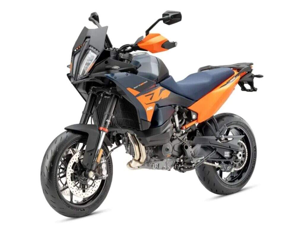 KTM 890 SMT 2026: onde a adrenalina das pistas encontra viagens nas estradas