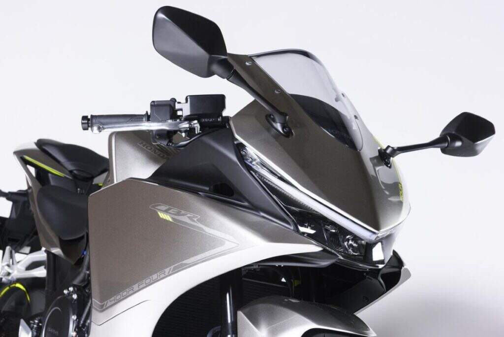 Honda CBR400R Four renasce após 26 anos com sistema E-Clutch