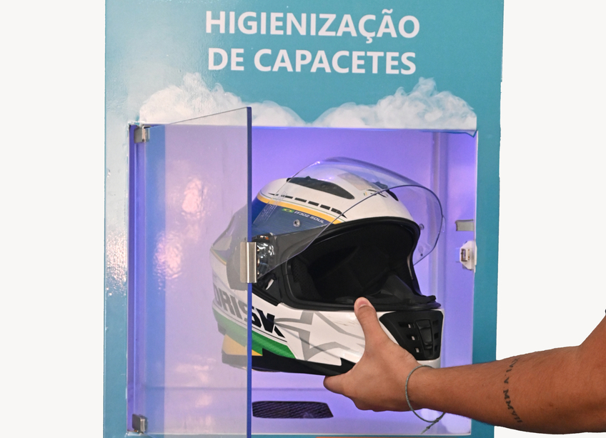 Máquina higieniza capacete prometendo eliminar até 99,9% de bactérias