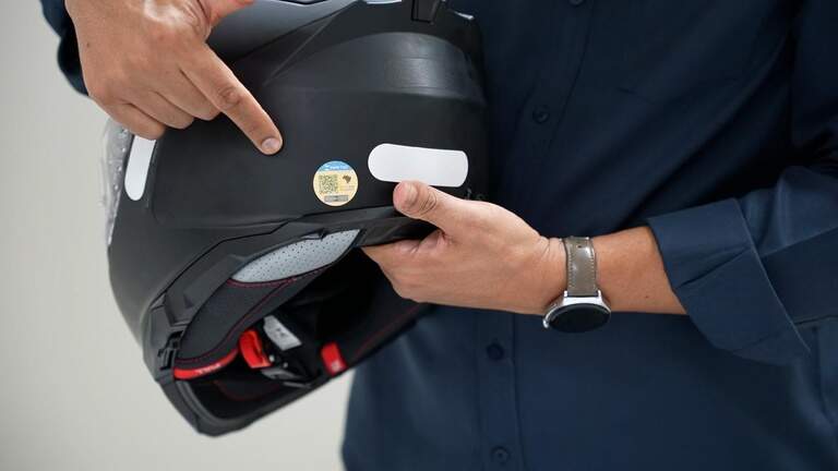 Inmetro exige QR Code em capacetes a partir de 2026